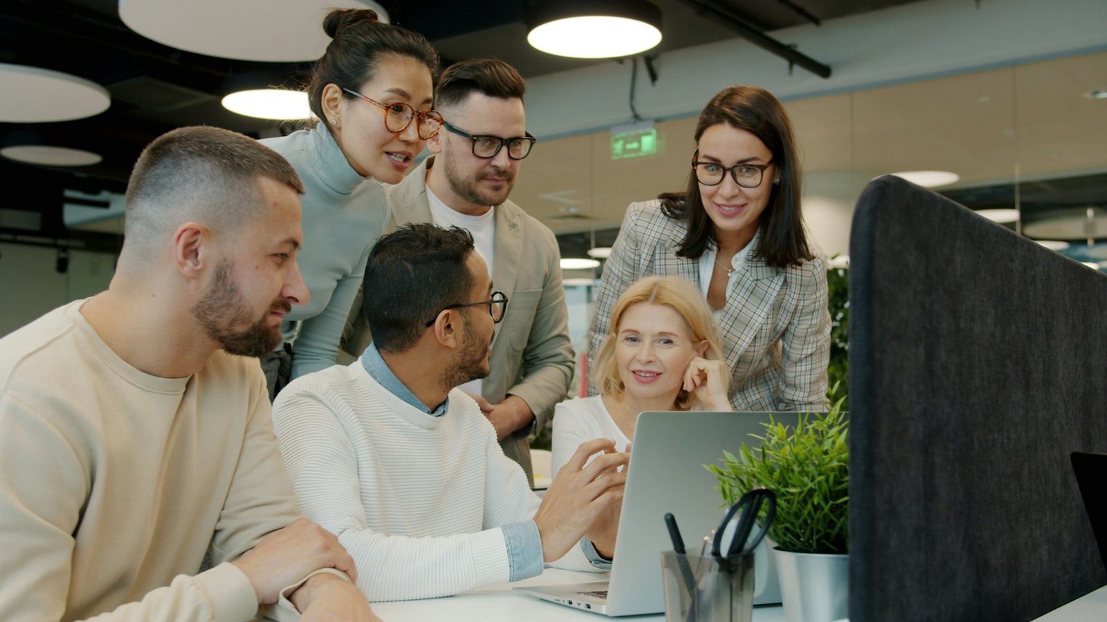 Profesionales trabajando juntos con un computador